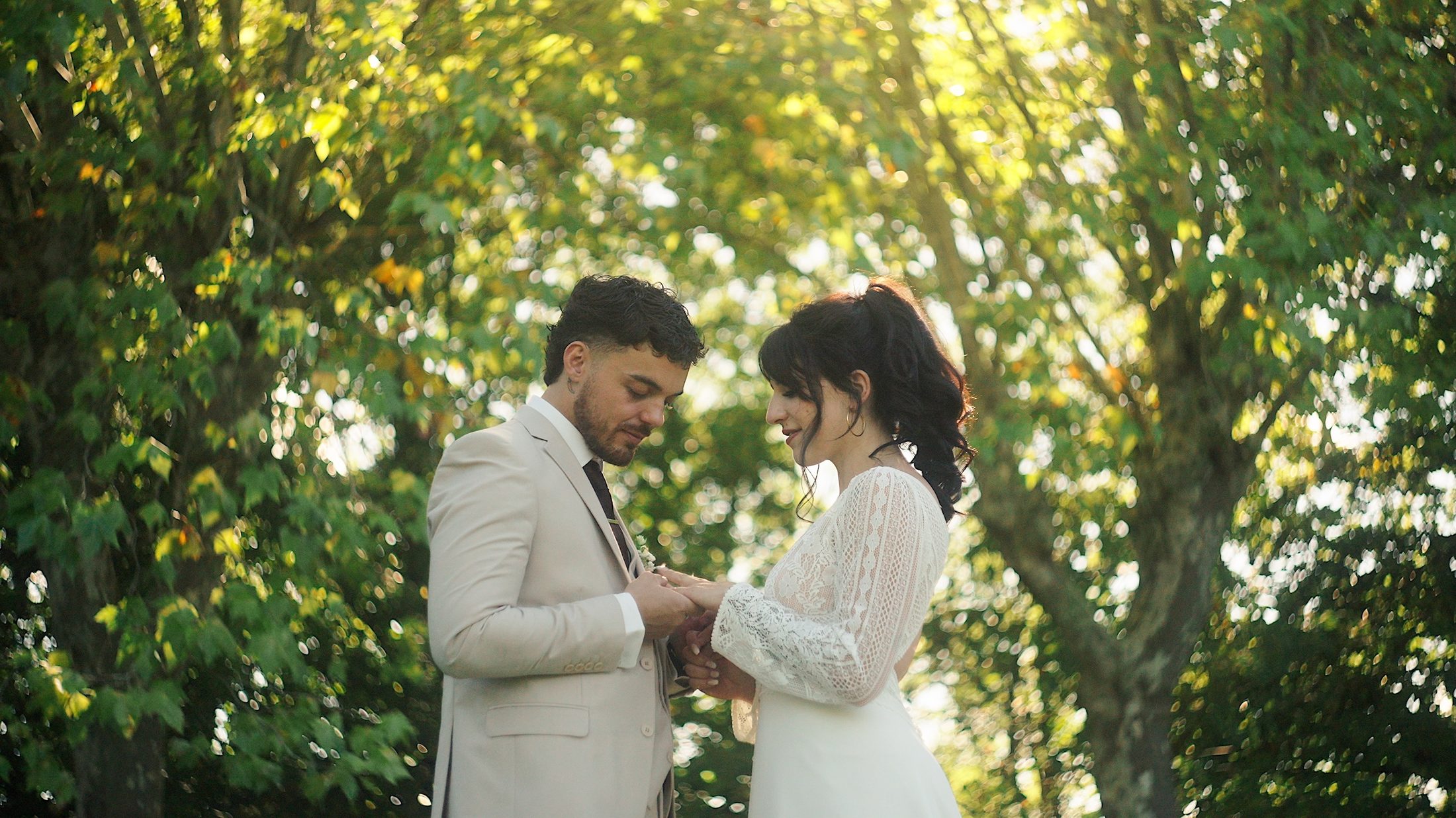 Mariés dans la lumière dorée — film de mariage voici le soleil